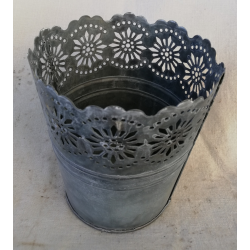 Cache pot zinc dentelle...